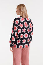 Compañía Fantástica  - Camisa negra flor y corazon