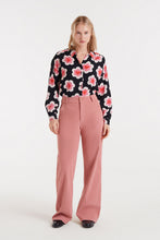 Compañía Fantástica  - Camisa negra flor y corazon