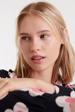 Compañía Fantástica  - Camisa negra flor y corazon