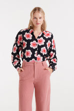 Compañía Fantástica  - Camisa negra flor y corazon