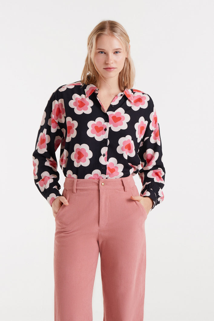 Compañía Fantástica  - Camisa negra flor y corazon