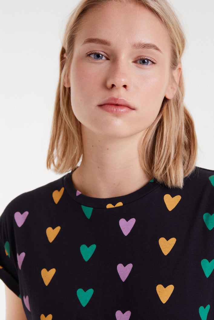 Compañía Fantástica  - Camiseta negra corazones de colores